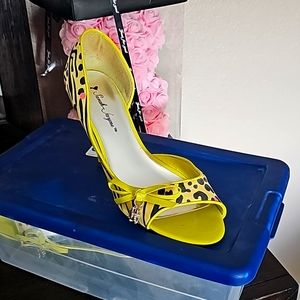 Open toed animal print pumps